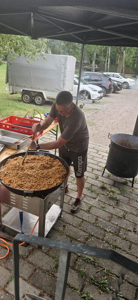 Ronny beim Chili-Rühren