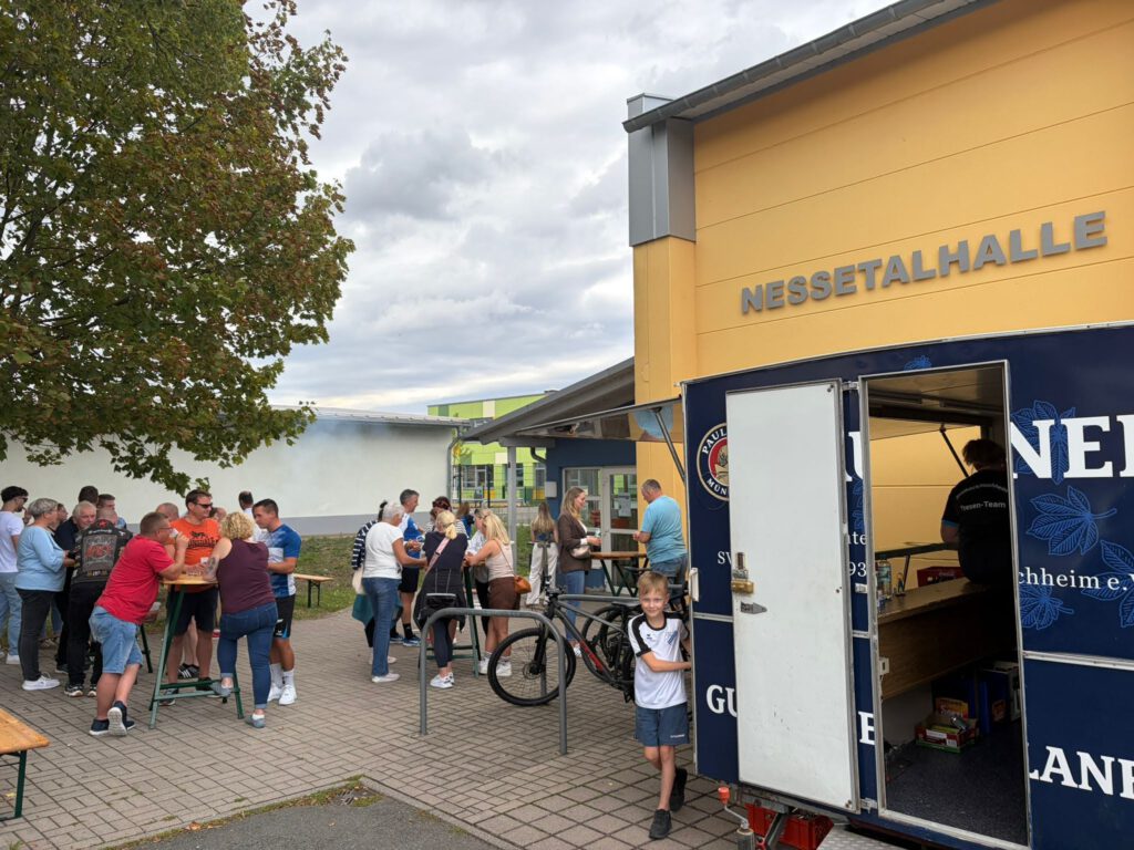 Draußen vor der Halle